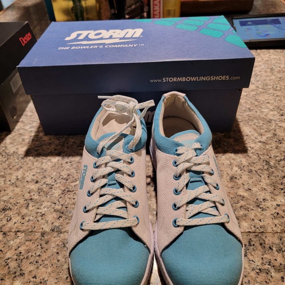 Women's Storm bowling shoe, size 8